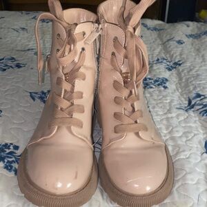 Stylish crème boots for kids 🍦